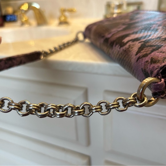 Purple snakeskin purse with short shoulder strap, chain detail. Magnet closure. - Picture 6 of 16